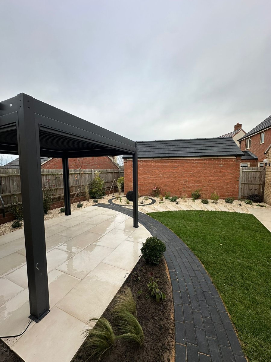 gardenprojectco's tweet photo. Where clean lines meet soft curves 🏡

This Leighton Buzzard garden has become a peaceful retreat - minimalist, modern, and shaped to feel effortless. Thoughtfully layered planting softens the structure, while the crisp geometry brings a quiet sense of order. https://t.co/LLgNgs48JF