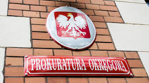 Prokuratura Okręgowa w Łodzi postawiła byłemu wiceministrowi finansów w rządzie Szydło Konradowi R. zarzuty 3 przestępstw: powoływania się na wpływy w rządzie, u prezydenta i instytucjach finansowych za korzyści majątkowe (1,57 mln zł). Grozi do 8 lat więzienia.