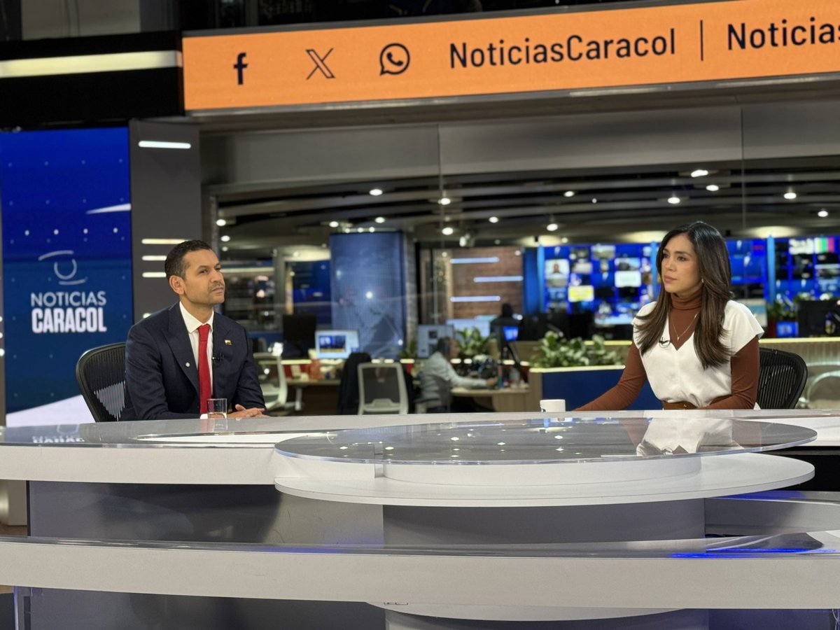 Estamos en vivo en <a href="/NoticiasCaracol/">Noticias Caracol</a>, hablando del proceso electoral, de nuestra visión de país y de cómo juntos podemos rescatar a Colombia.
Compartimos nuestras propuestas, nuestras ideas y el camino que queremos construir de la mano de la gente.  Link: youtube.com/live/-dByTYTWX…