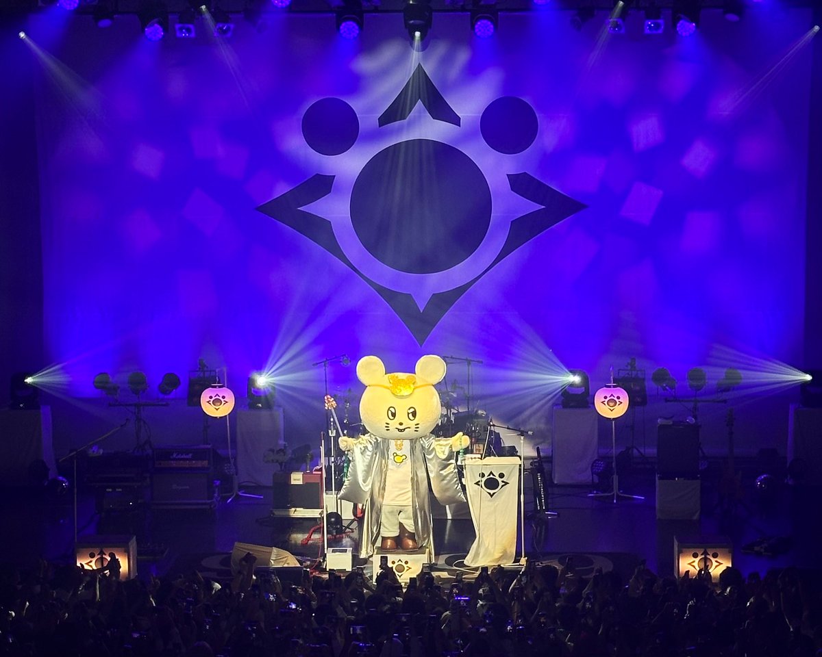 TalkingRock_jp's tweet photo. 本日は #キュウソネコカミ の『#教祖猫噛 Believe in White -スピりスピられ合う我々-』へ！

彼らのユーモアとロックバンドとしてのカッコよさが詰まったセットリストに白一色のフロアは大熱狂🤝🏻
神秘的な空間に心が洗われると同時に、凄まじいパワーをもらった有り難いステージでした☺️🙏🏻(中屋) https://t.co/zgrwt08CFh