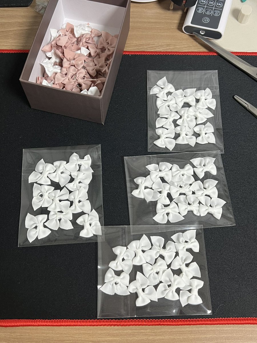 구겨진걸 납품받았지만🥺
성격상 똑같이 이렇게 보낼수가 없어서
마음이 너무 불편해ㅐㅐㅐ
하나하나 드라이,.. 야근중🔥