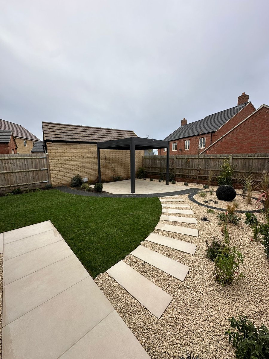 gardenprojectco's tweet photo. Where clean lines meet soft curves 🏡

This Leighton Buzzard garden has become a peaceful retreat - minimalist, modern, and shaped to feel effortless. Thoughtfully layered planting softens the structure, while the crisp geometry brings a quiet sense of order. https://t.co/LLgNgs48JF