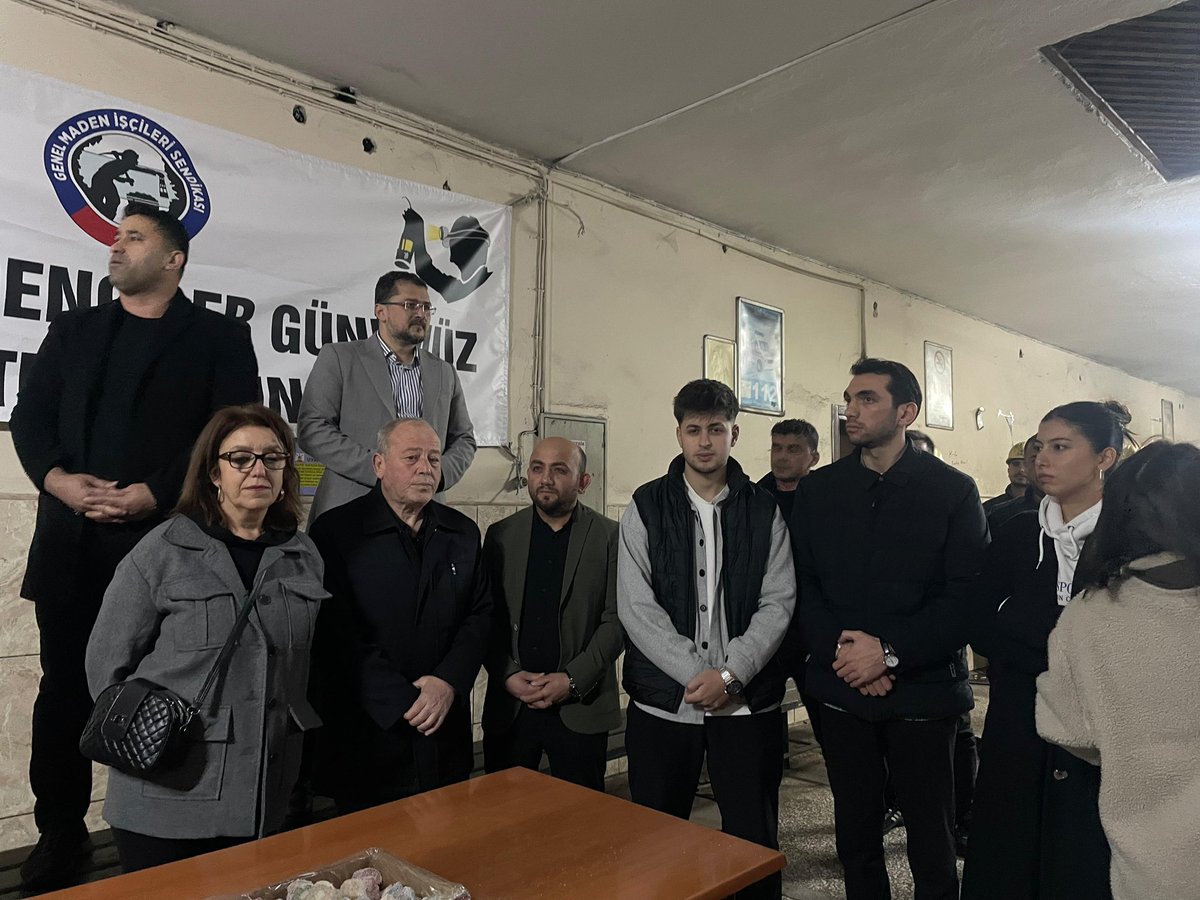 4 Aralık Dünya Madenciler Günü kapsamında TTK Kozlu Müessesesini ziyaret ettik ve madencilerimizin zorlu koşullarda verdikleri emek için teşekkürlerimizi ilettik.

Karanlığı emeğiyle aydınlatan tüm madencilerimizin günü kutlu olsun.
