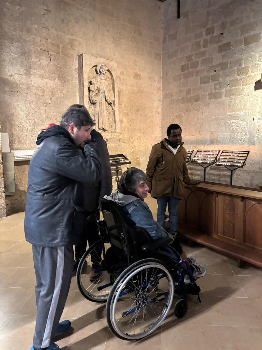 fundacioaspasim's tweet photo. Avui hem anat de visita al @monestir_sant_cugat_del_valles ! 🏰Tot i que el dia no ens ha acompanyat gaire ☁, hem pogut gaudir d’una sortida molt divertida i  cultural! 📚😊
Moments per compartir, descobrir i passar-ho genial tots junts! 💛
#Aspasim #cultura #visitacultural https://t.co/ZjZn9Lwzyc