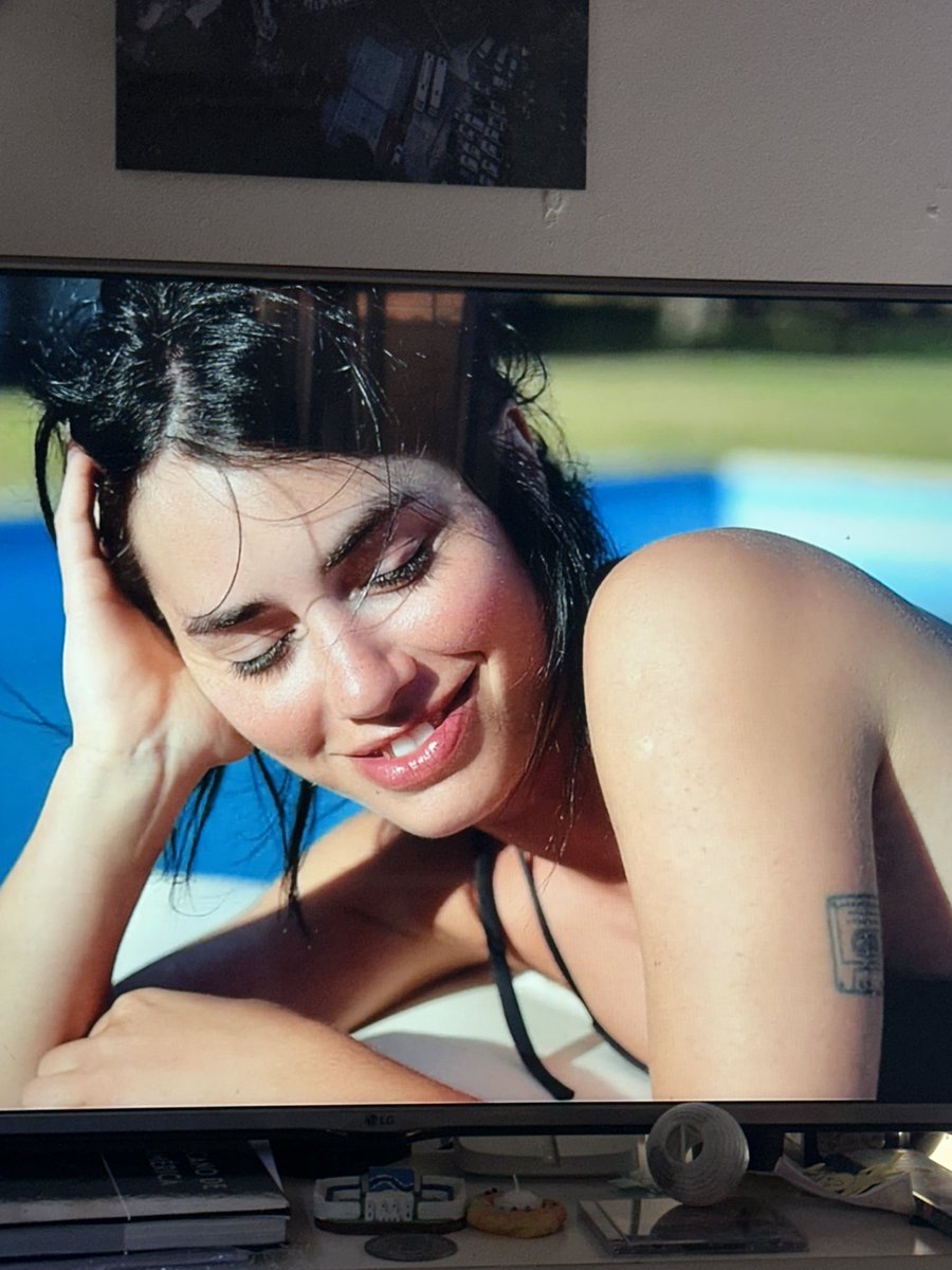 vivoporlala's tweet photo. No podes tener esa cara TAN perfecta sin maquillaje, sin operaciones, TODO NATURAL #LaliEnNetflix https://t.co/yRpRUjiOKA
