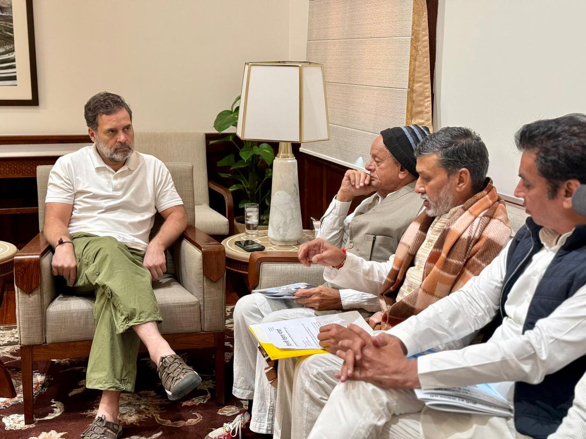 INCIndia's tweet image. नेता विपक्ष श्री @RahulGandhi ने आज &apos;जन संसद&apos; में दिल्ली देहात के प्रतिनिधियों से मुलाकात कर उनकी समस्याएं सुनीं। 

मोदी सरकार कानून को दरकिनार कर दिल्ली की सीमा के गांवों की ज़मीनें छीनने की साजिश कर रही है, जो कि बेहद चिंताजनक है।

सरकार याद रखे कि जमीन सिर्फ के टुकड़ा नहीं,…