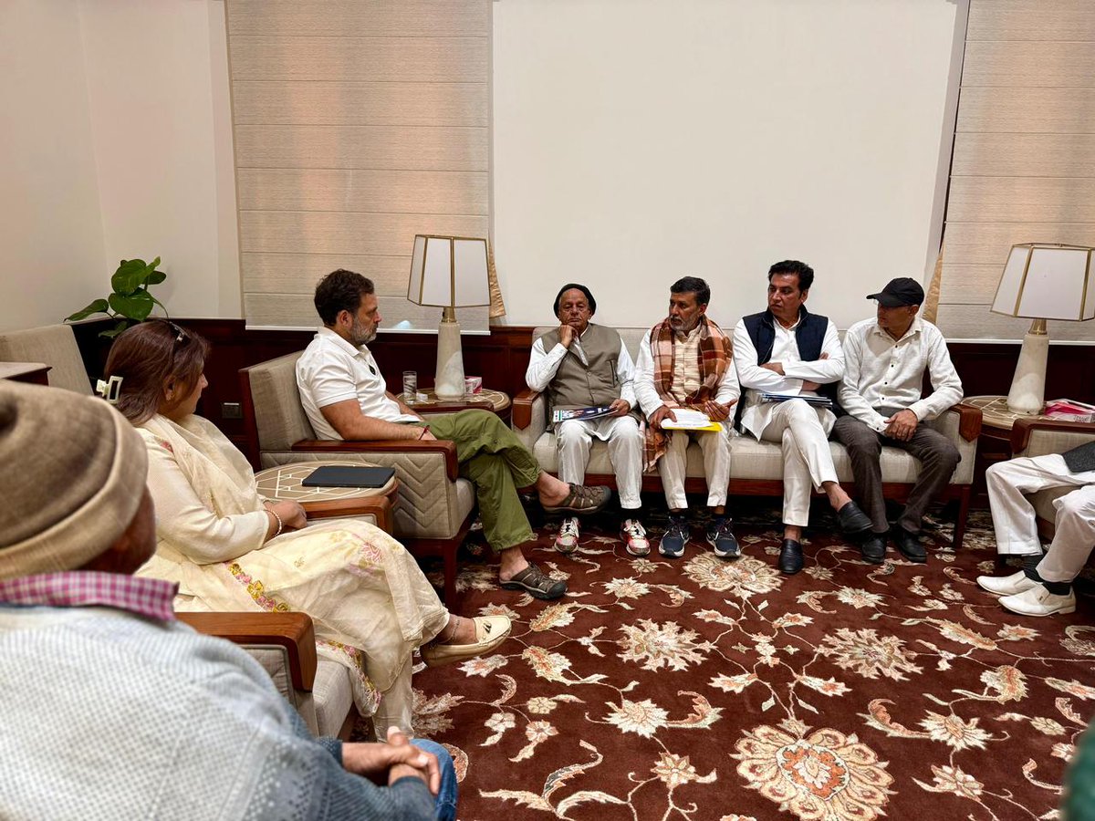 INCIndia's tweet image. नेता विपक्ष श्री @RahulGandhi ने आज &apos;जन संसद&apos; में दिल्ली देहात के प्रतिनिधियों से मुलाकात कर उनकी समस्याएं सुनीं। 

मोदी सरकार कानून को दरकिनार कर दिल्ली की सीमा के गांवों की ज़मीनें छीनने की साजिश कर रही है, जो कि बेहद चिंताजनक है।

सरकार याद रखे कि जमीन सिर्फ के टुकड़ा नहीं,…