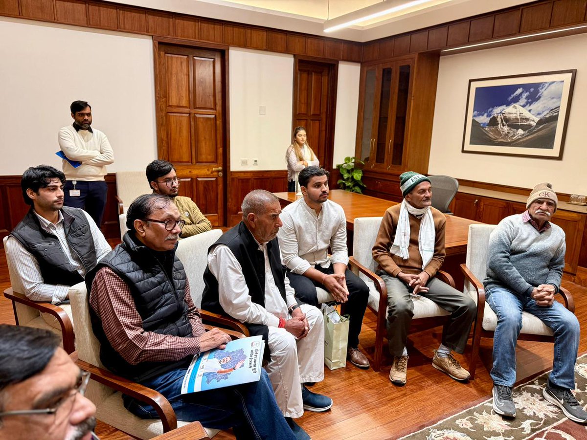 INCIndia's tweet image. नेता विपक्ष श्री @RahulGandhi ने आज &apos;जन संसद&apos; में दिल्ली देहात के प्रतिनिधियों से मुलाकात कर उनकी समस्याएं सुनीं। 

मोदी सरकार कानून को दरकिनार कर दिल्ली की सीमा के गांवों की ज़मीनें छीनने की साजिश कर रही है, जो कि बेहद चिंताजनक है।

सरकार याद रखे कि जमीन सिर्फ के टुकड़ा नहीं,…