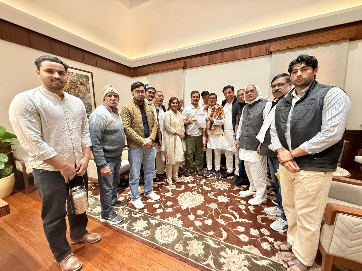 INCIndia's tweet image. नेता विपक्ष श्री @RahulGandhi ने आज &apos;जन संसद&apos; में दिल्ली देहात के प्रतिनिधियों से मुलाकात कर उनकी समस्याएं सुनीं। 

मोदी सरकार कानून को दरकिनार कर दिल्ली की सीमा के गांवों की ज़मीनें छीनने की साजिश कर रही है, जो कि बेहद चिंताजनक है।

सरकार याद रखे कि जमीन सिर्फ के टुकड़ा नहीं,…