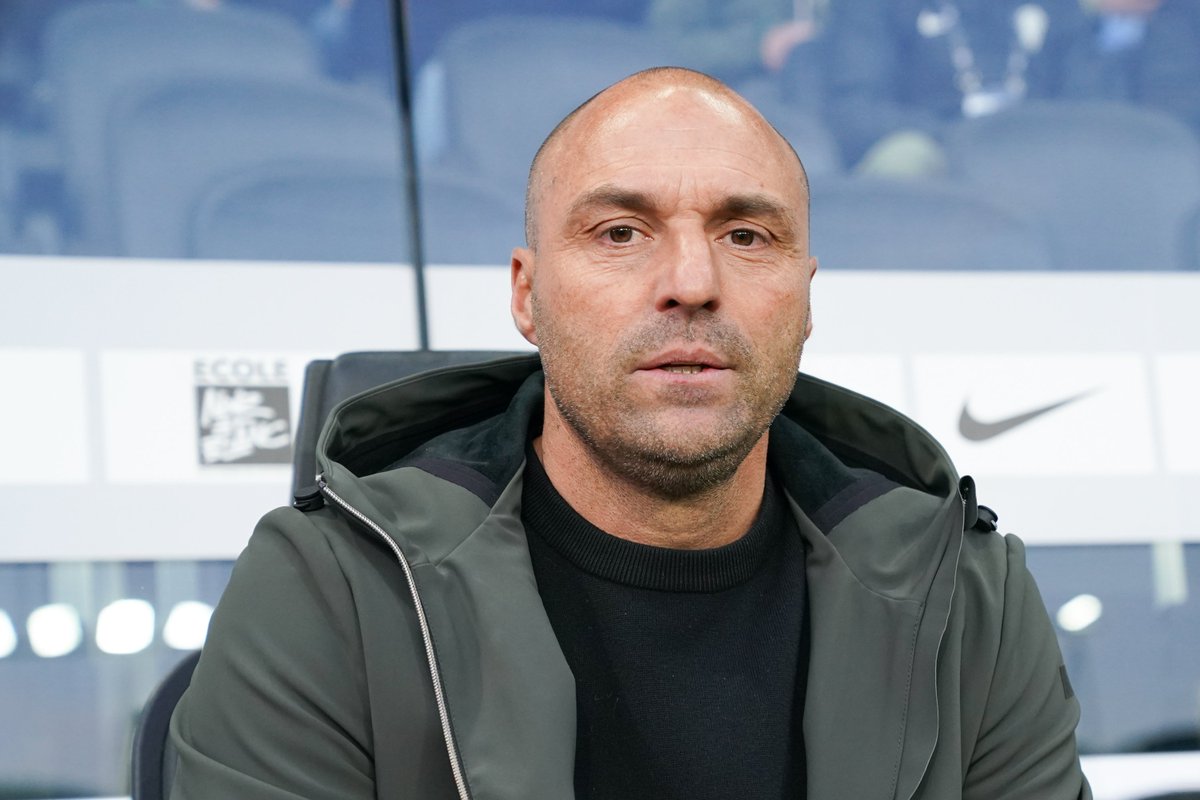 ActuFoot_'s tweet image. 🚨 « 𝗟'𝗘́𝗤𝗨𝗜𝗣𝗘 𝗤𝗨𝗜 𝗝𝗢𝗨𝗘 𝗟𝗘 𝗠𝗘𝗜𝗟𝗟𝗘𝗨𝗥 𝗙𝗢𝗢𝗧𝗕𝗔𝗟𝗟 𝗔𝗖𝗧𝗨𝗘𝗟𝗟𝗘𝗠𝗘𝗡𝗧 𝗘𝗡 𝗟𝗜𝗚𝗨𝗘 𝟭 𝗖'𝗘𝗦𝗧 𝗔𝗡𝗚𝗘𝗥𝗦 ! » 🤯🖤🤍

Roberto De Zerbi 🇮🇹 sur le SCO d'Angers et la Ligue 1 :

« 𝗝'𝗮𝗶𝗺𝗲 𝗯𝗲𝗮𝘂𝗰𝗼𝘂𝗽 𝗹𝗲𝘂𝗿 𝗲𝗻𝘁𝗿𝗮𝗶̂𝗻𝗲𝘂𝗿.

La…