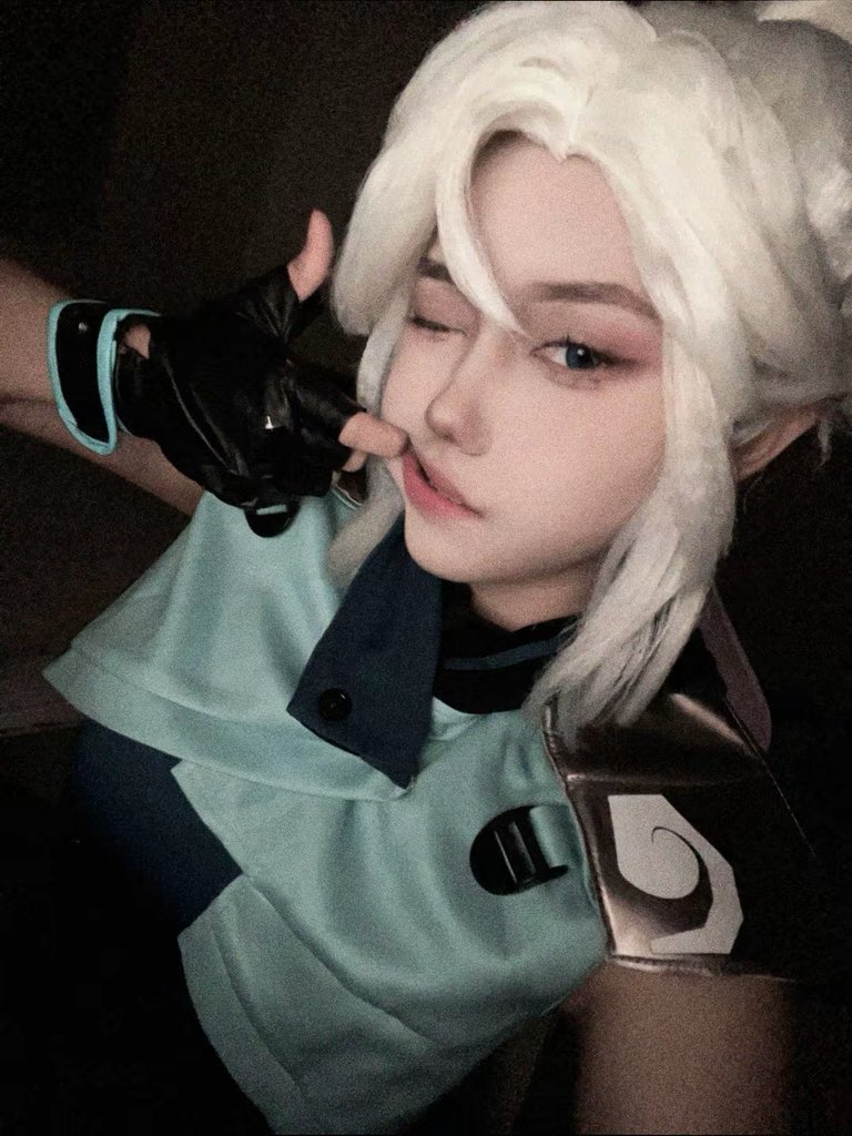 aveIIy's tweet image. private story                 vs              main story