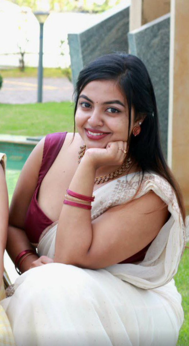 asteroid5777's tweet photo. i cannot not share devika here. Absolute cow 🐮🥛🥵👄 https://t.co/OYLoaCP0Cf