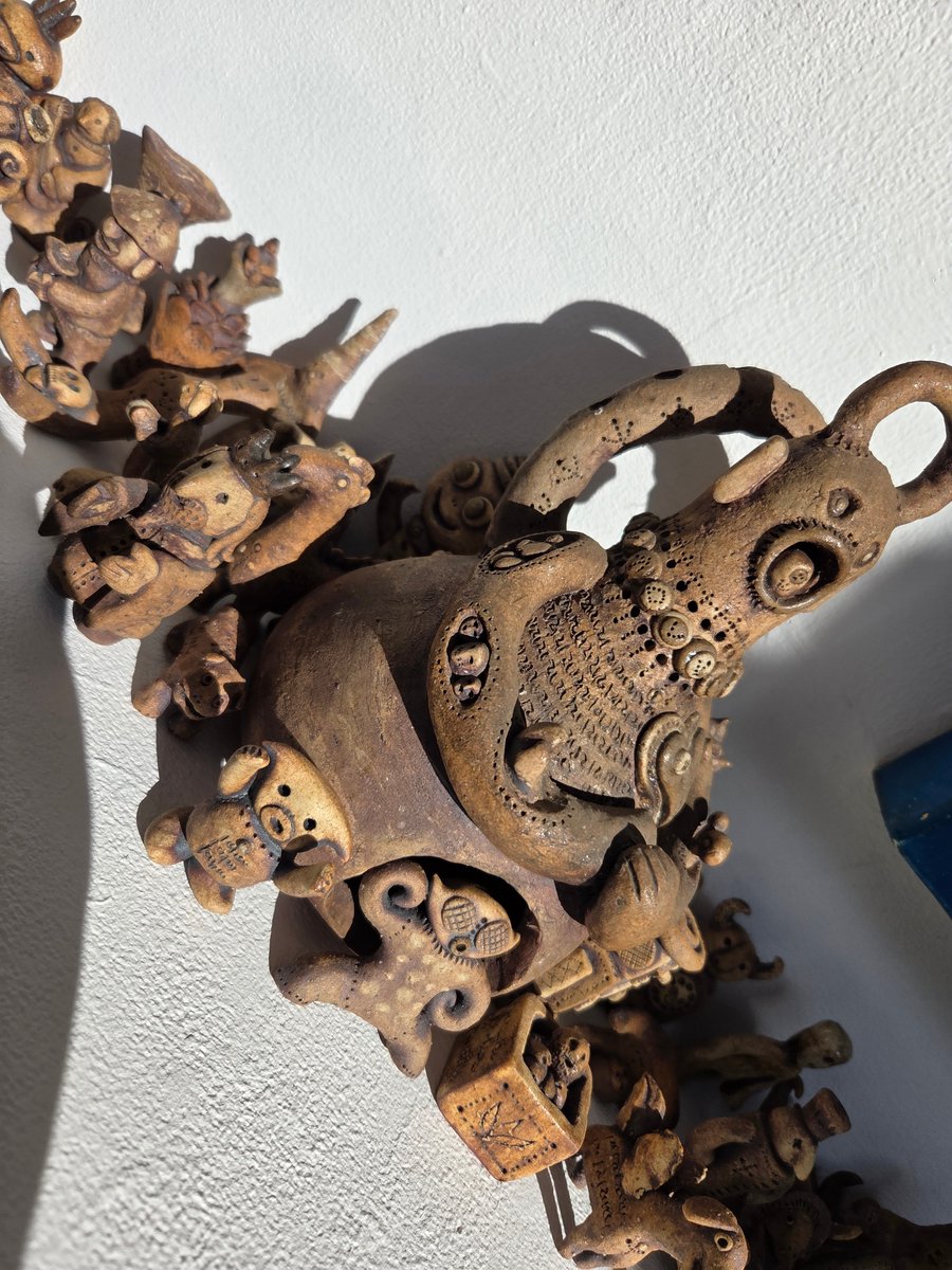 東京アートミュージアムの帰り道、クセ強な作品に目を止める。展示して