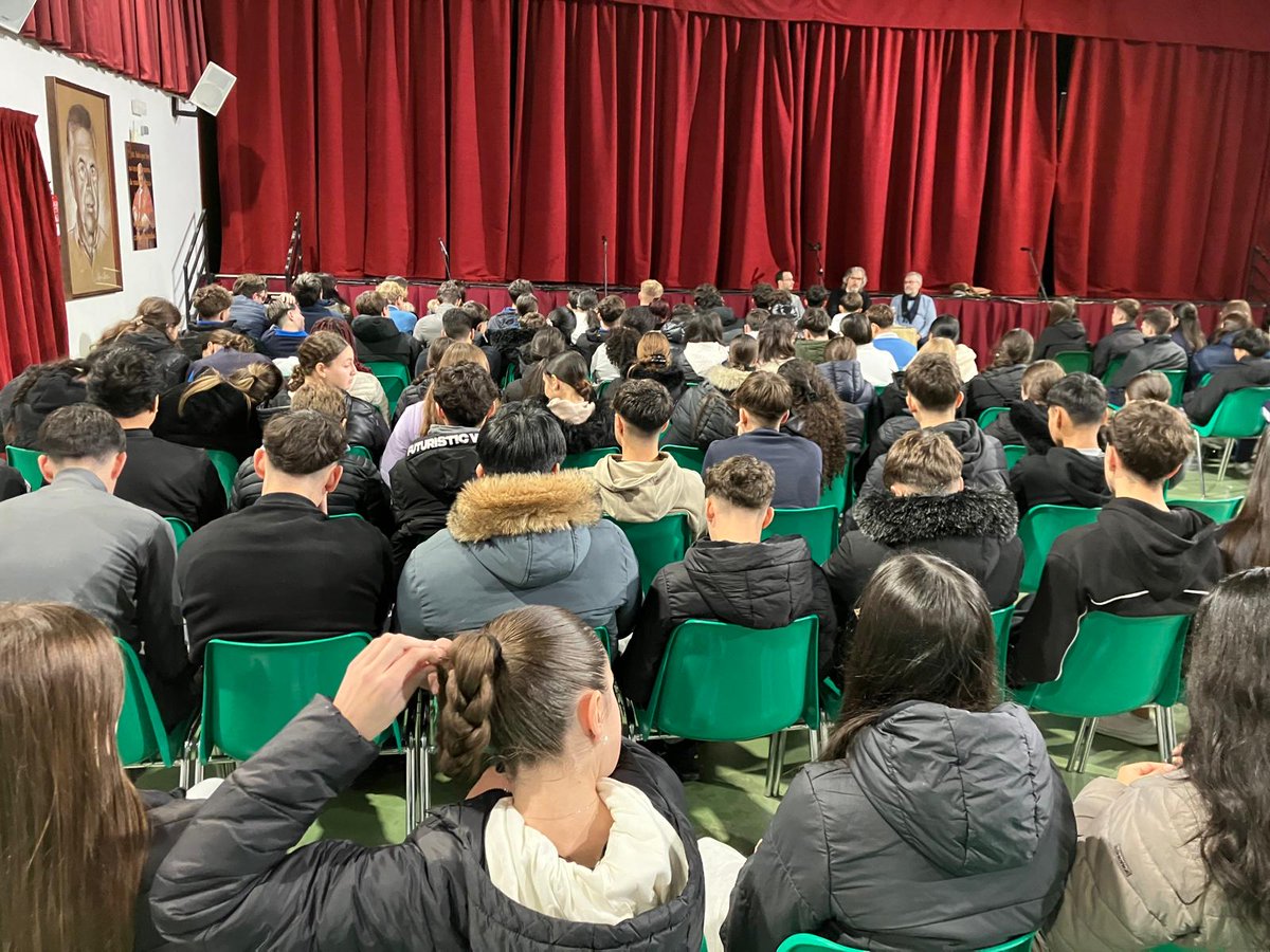 IAJuventud's tweet image. ✅El #IAJ participa en una charla con alumnos con motivo del Día de la Bandera de Andalucía y del Día de la Constitución.

Ha tenido lugar con estudiantes de 4º de ESO y Bachillerato del Colegio Juan XXIII de Granada 3 de diciembre 👏

juntadeandalucia.es/organismos/iaj…