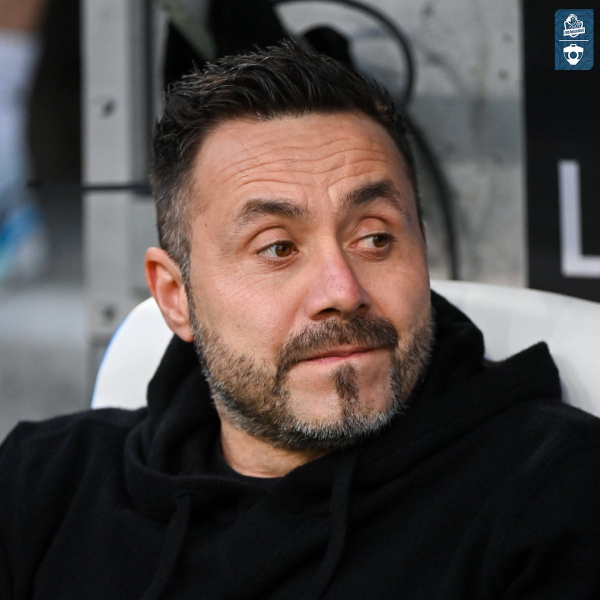 Footballogue's tweet photo. "𝗟'𝗘́𝗤𝗨𝗜𝗣𝗘 𝗤𝗨𝗜 𝗝𝗢𝗨𝗘 𝗟𝗘 𝗠𝗘𝗜𝗟𝗟𝗘𝗨𝗥 𝗙𝗢𝗢𝗧𝗕𝗔𝗟𝗟 𝗔𝗖𝗧𝗨𝗘𝗟𝗟𝗘𝗠𝗘𝗡𝗧 𝗔𝗨 𝗡𝗜𝗩𝗘𝗔𝗨 𝗗𝗘 𝗟𝗔 𝗤𝗨𝗔𝗟𝗜𝗧𝗘́ 𝗗𝗨 𝗝𝗘𝗨, 𝗖'𝗘𝗦𝗧 𝗔𝗡𝗚𝗘𝗥𝗦 !" 😳

Roberto De Zerbi met en avant 𝗟'𝗛𝗢𝗠𝗢𝗚𝗘́𝗡𝗘́𝗜𝗧𝗘́ 𝗗𝗘 𝗟𝗔 𝗟𝗜𝗚𝗨𝗘 𝟭 cette saison... et son 𝗠𝗔𝗡𝗤𝗨𝗘 𝗗𝗘 𝗩𝗜𝗦𝗜𝗕𝗜𝗟𝗜𝗧𝗘́ 𝗔 𝗟'𝗘́𝗧𝗥𝗔𝗡𝗚𝗘𝗥 🫤🫤

"La Ligue 1 est très équilibrée parce qu'aucune équipe ne s'échappe en tête, et aucune n'est "morte". 𝗧𝗢𝗨𝗧 𝗟𝗘 𝗠𝗢𝗡𝗗𝗘 𝗣𝗢𝗨𝗦𝗦𝗘 𝗗𝗘𝗥𝗥𝗜𝗘̀𝗥𝗘.

𝗖̧𝗔 𝗣𝗥𝗢𝗨𝗩𝗘 𝗤𝗨𝗘 𝗟𝗔 𝗟𝗜𝗚𝗨𝗘 𝟭 𝗘𝗦𝗧 𝗗𝗜𝗙𝗙𝗜𝗖𝗜𝗟𝗘 𝗣𝗛𝗬𝗦𝗜𝗤𝗨𝗘𝗠𝗘𝗡𝗧 𝗘𝗧 𝗧𝗘𝗖𝗛𝗡𝗜𝗤𝗨𝗘𝗠𝗘𝗡𝗧. Les stades sont pleins. 

Si je peux me permettre, en tant qu'étranger, 𝗖̧𝗔 𝗠'𝗔𝗧𝗧𝗥𝗜𝗦𝗧𝗘 𝗤𝗨𝗘 𝗟𝗘 𝗖𝗛𝗔𝗠𝗣𝗜𝗢𝗡𝗡𝗔𝗧 𝗦𝗢𝗜𝗧 𝗣𝗘𝗨 𝗣𝗥𝗢𝗠𝗨 𝗘𝗡 𝗗𝗘𝗛𝗢𝗥𝗦 𝗗𝗘 𝗟𝗔 𝗙𝗥𝗔𝗡𝗖𝗘. Il faudrait qu'il soit plus mis en avant et qu'il ait plus de visibilité."

(CP)