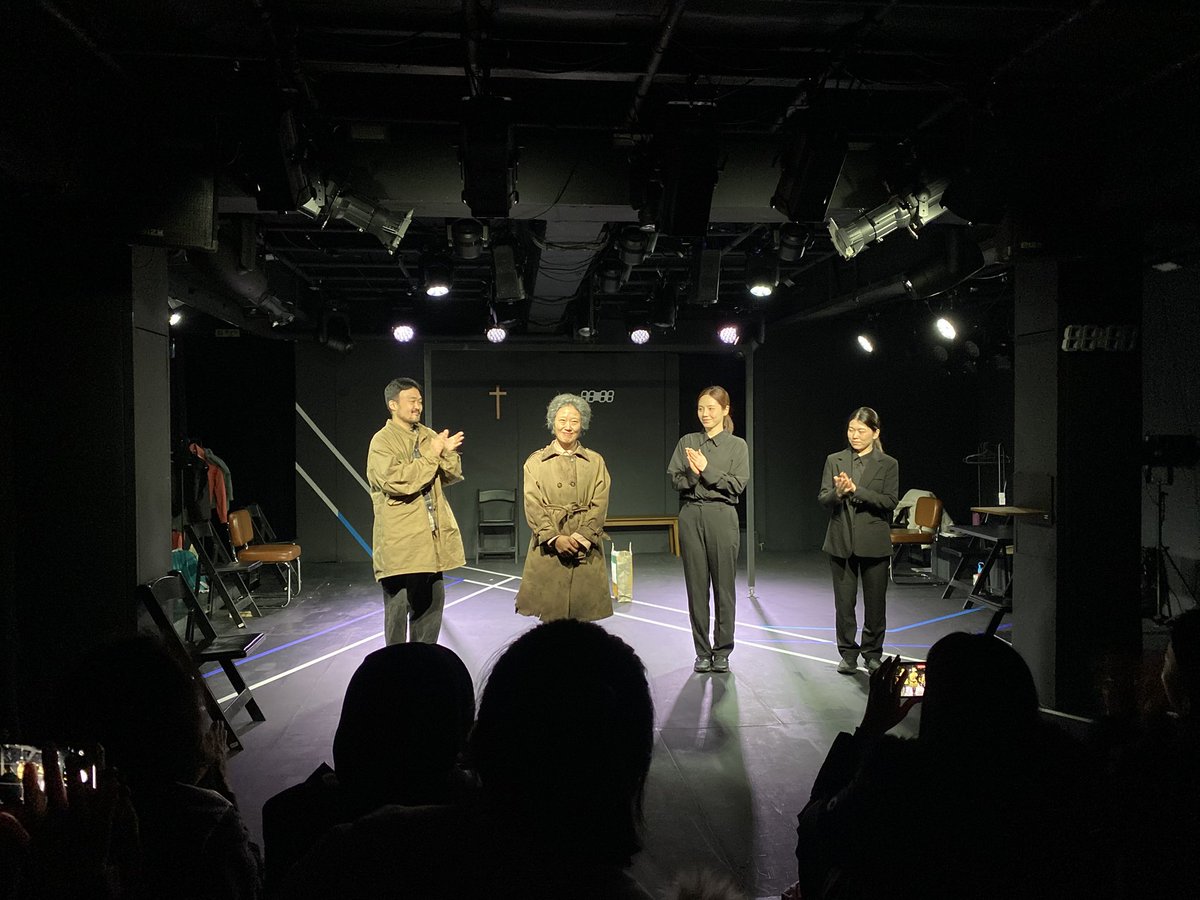 mobileticket.interpark.com/goods/25016022

홍보가 늦었습니다. 연극 <레이디 맥도날드>가 7일까지 혜화동에서 공연되고 있어요. 광화문 맥도날드 근처에서 지내던 여성 노숙인 어르신의 실제 모습을 소설로 쓴 한윤형 작가의 동명소설을 원작으로 한 연극입니다.  책도 연극도 아주 재밌어요.