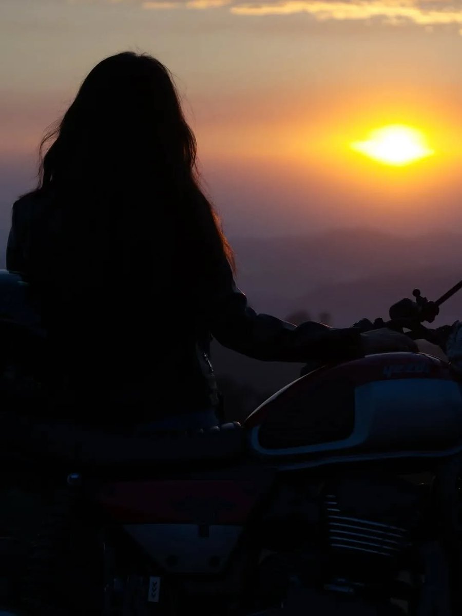 कभी गुजरो हमारी गली से तुम्हे 
कुत्तो से ना कटवा दिया तों कहना..!!

😅🤌🤍