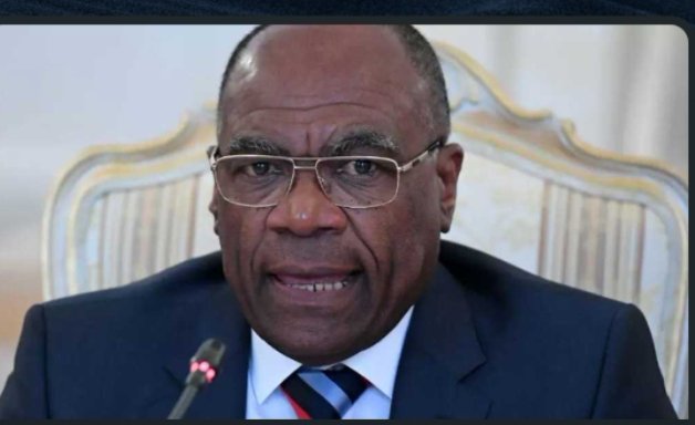 Léonard She Okitundu, wahoze ari Minisitiri w’Ububanyi n’Amahanga wa,RDC (2016–2019) akaba ubuari Visi Perezida wa Komisiyo y’Ububanyi n’Amahanga mu Nteko Ishinga Amategeko, yavuze ko amahoro arambye mu Burasirazuba bwa Congo atagerwaho hatabaye kurandura burundu umutwe wa FDLR.