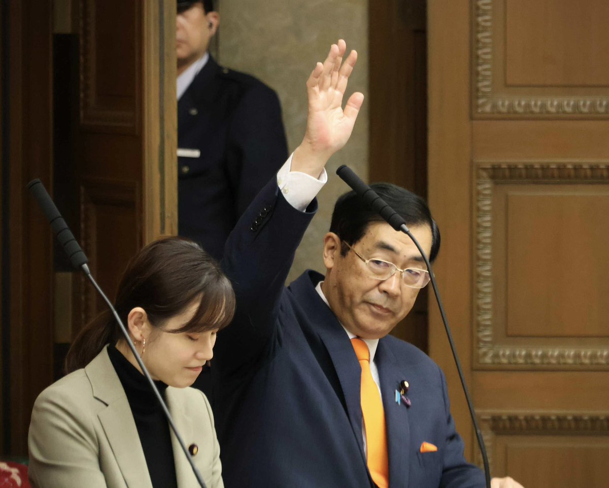 matsudamanabu's tweet photo. かつては財政規律のために仕事をしていた同じ財務省出身者でありながら、今や政治家としては積極財政派である点でも同じである片山さつき財務大臣に対して、参院財政金融委員会で質疑をしたしました。「責任ある」と「積極財政」の両者は矛盾するという考え方に凝り固まった財務官僚たちの意識改革をどう進めているのか？という質問から入り、以下、積極財政を本当に実現するための提案をいくつかいたしました。
積極財政の必要性はもう自明のこと、論点は、では、どうやって実現するかにあります。
先日の参院選前まではこの委員会の委員だった神谷代表に私からお願いして質問していただいていた内容について、当時の答弁は、私も昔、大蔵省で答弁を書いていましたから、予想の範囲の官僚答弁でしたが、今や政権が変わり、政策転換しています。今度は大臣の立場で官僚たちをどう動かしていくのか、片山大臣自身の決意を試してみた次第です。
一つは、財務官僚を緊縮財政へと法律で縛っている根本法規である「財政法4条」の改正について。「赤字国債はダメ」という規範から脱して、投資国債という概念に入れ替えて公共事業以外の使途にも、知的資産や人的資本、国防などにも国債増発を合法化して国家投資を促す。
もう一つは、資産と負債とのバランスシートで予算を編成することでプライマリーバランスの考え方を変えること。
いずれも、立場上明言はできずとも、片山大臣自身は方向性には共鳴していることが伝わってくる答弁でした。その思いを実現してほしいものです。
ただ、国債増発の壁になるのが金融マーケット。
最後に、政府の通貨発行権の活用でインフレにつながらない形で国債残高を減らすことで、マーケットなどとの関係でも積極財政ができるようにする「松田プラン」にも簡単に触れて、今後、議論していきたいと申し入れました。
 
◆【国会中継】「積極財政のための提案」参議院議員 松田学 国会質疑 令和7年12月4日 参政党
私の質疑は13:43～です。
https://t.co/Tqsa1kiIOo