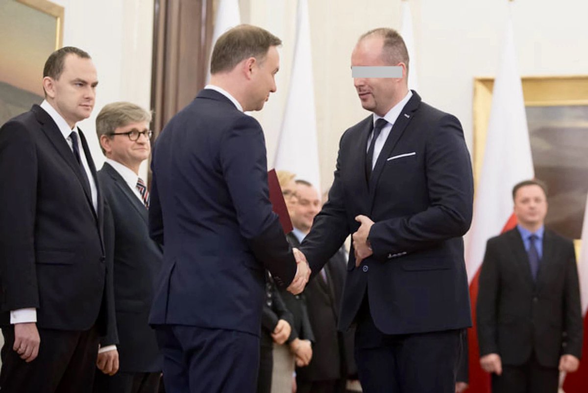 Były wiceminister finansów usłyszał zarzuty przyjmowania korzyści majątkowych w zamian za pośrednictwo w załatwieniu spraw różnym przedsiębiorcom. Łączna wartość przyjętych korzyści przekracza 1,5 mln złotych. Śledztwo w tej sprawie pod nadzorem Prokuratury Okręgowej w Łodzi