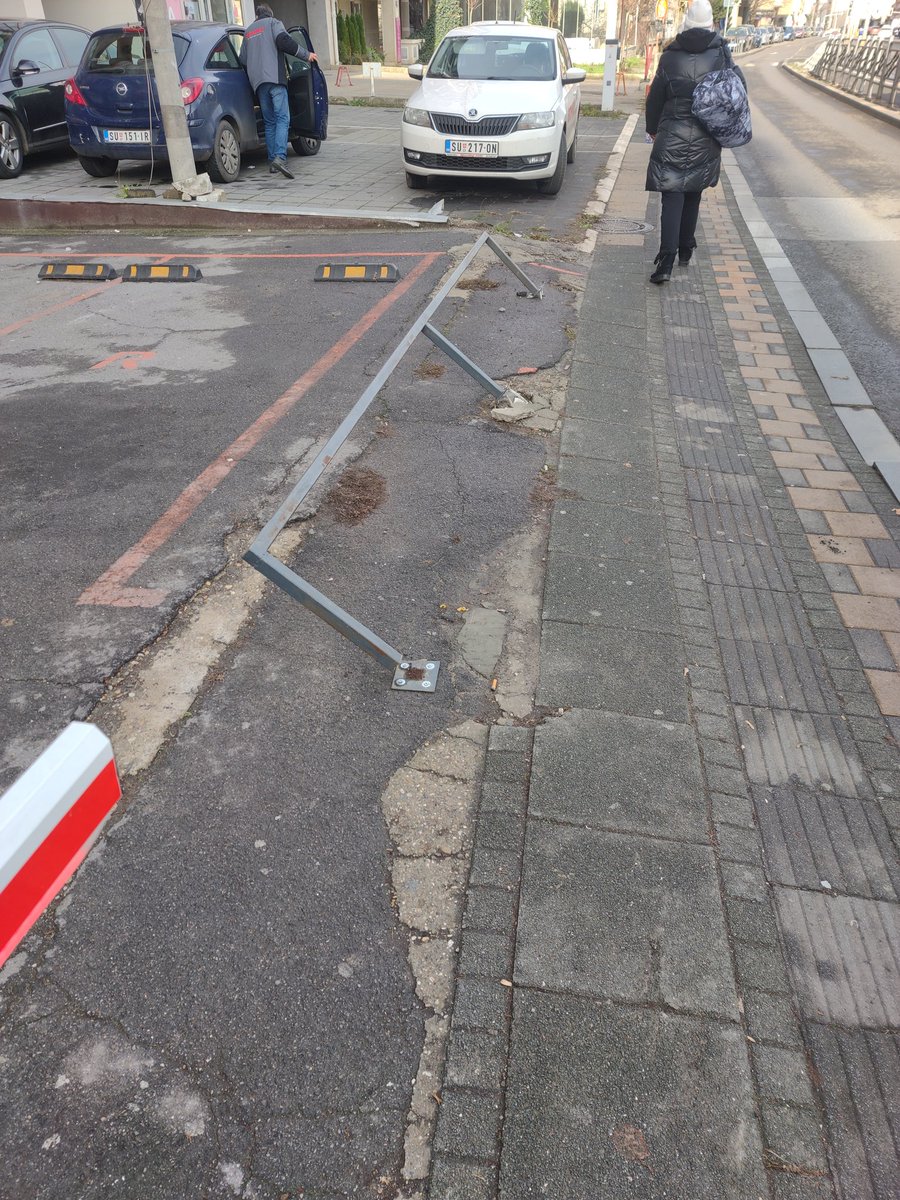 Saratluk's tweet photo. @stefansimicbg @prijavi_problem Proslo je 10 dana. @prijavi_problem nista niste uradili. Nova nesreca. https://t.co/65EH81mxI8