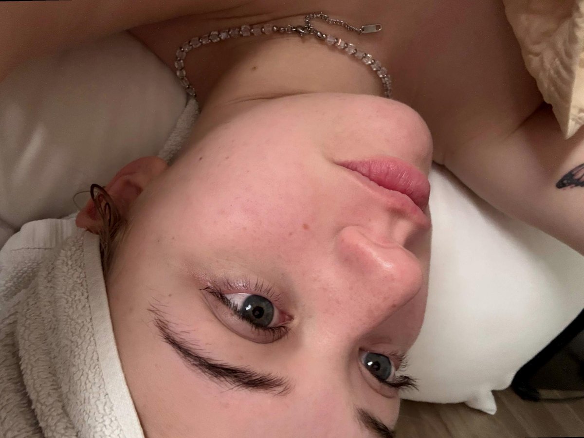 Bottomqo_R's tweet image. bought a candle that smells like "productivity" — still procrastinating