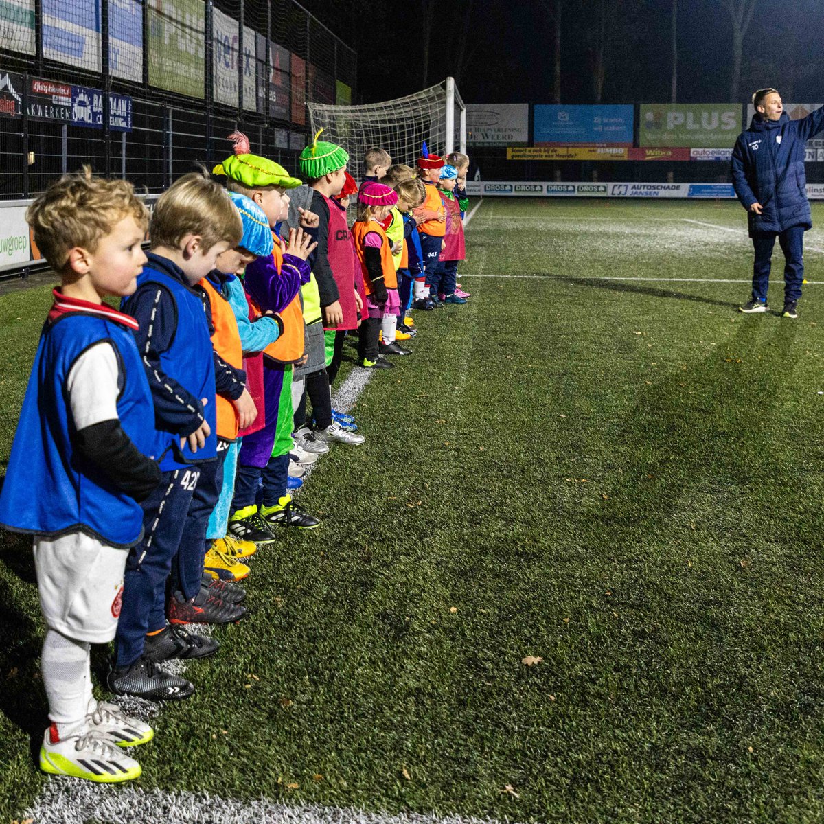 vvSEH's tweet photo. 💙🤍Onze jongste leden kregen vanmiddag tijdens de training speciaal bezoek: een aantal voetbalpieten!
Meer afbeeldingen en info? Check @ https://t.co/SkMPuW0USC
📸Marijke Fransen
#trots #jongstejeugd #flexibleplus #minipups #pupillen #wijzijnseh https://t.co/LzMXVIbmOo