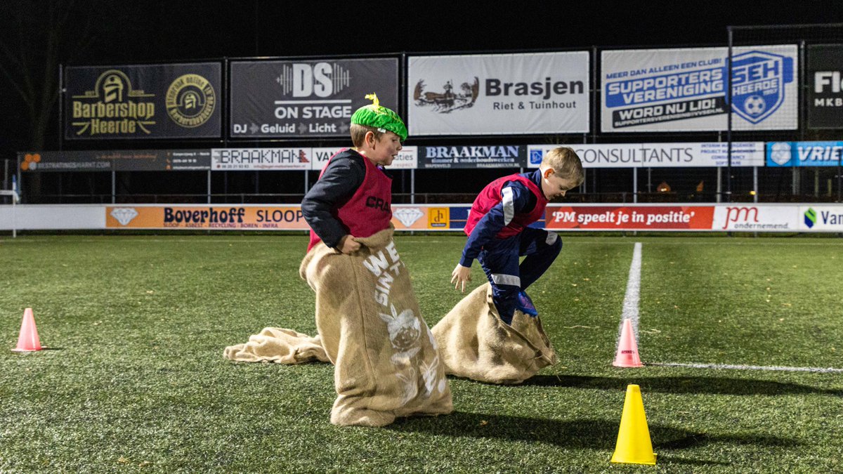 vvSEH's tweet photo. 💙🤍Onze jongste leden kregen vanmiddag tijdens de training speciaal bezoek: een aantal voetbalpieten!
Meer afbeeldingen en info? Check @ https://t.co/SkMPuW0USC
📸Marijke Fransen
#trots #jongstejeugd #flexibleplus #minipups #pupillen #wijzijnseh https://t.co/LzMXVIbmOo