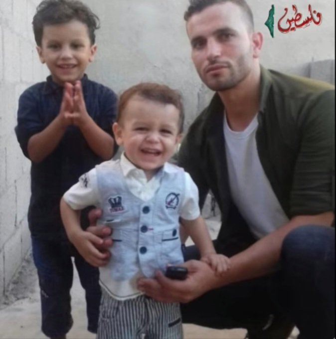 Uykularında vurdular !

Fethi Ebu Hüseyin ve iki çocuğu,bu gece siyønist kətillerin Gazze'de çadırları vurması sonucu yanarak şehit oldu..

#GazzedeAteşSönmüyor