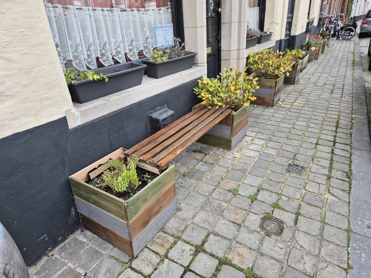 NandaSluijsmans's tweet image. Zo simpel, praktisch, niet duur en fraai: een bankje en plantenbakken🌱 ineen. 

Ik dwaal graag in #Gent...zulke simpele creatieve oplossingen voor meer menselijke en groene straten!