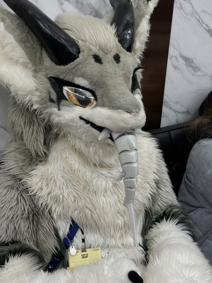 #FursuitFriday
식사중