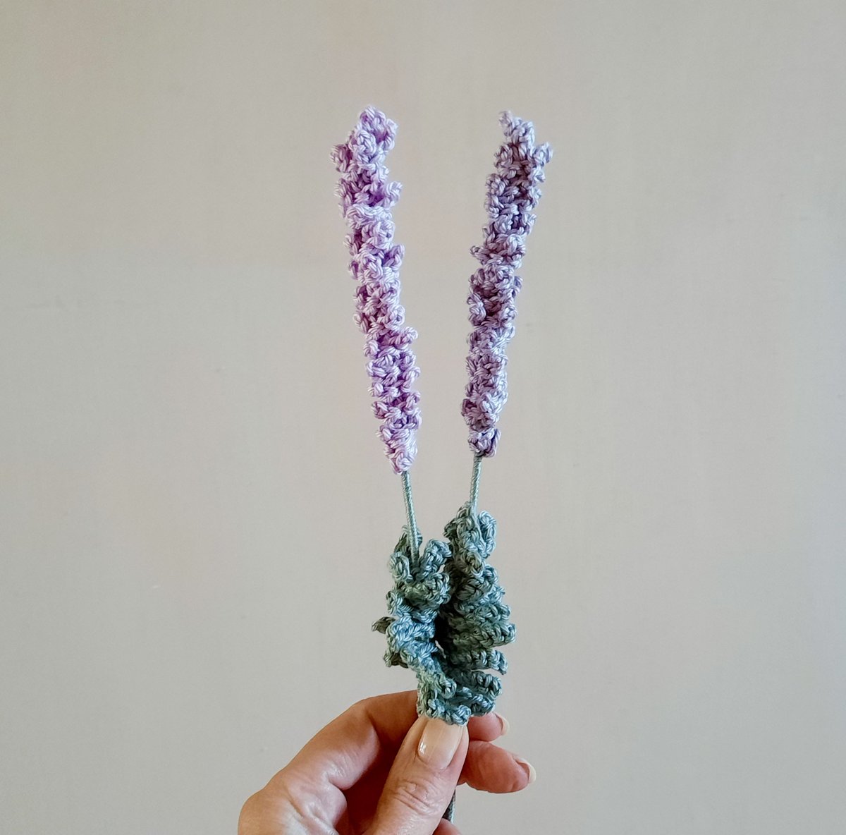 De volgende twee voor mijn boeket zijn klaar! Na een hoop ingewikkelde bloemen waren deze lavendels een verademing 😉 Nu maar eens op zoek naar nog wat "vulling", ik zat te denken aan een eucalyptus tak.

Fijne dag gewenst!