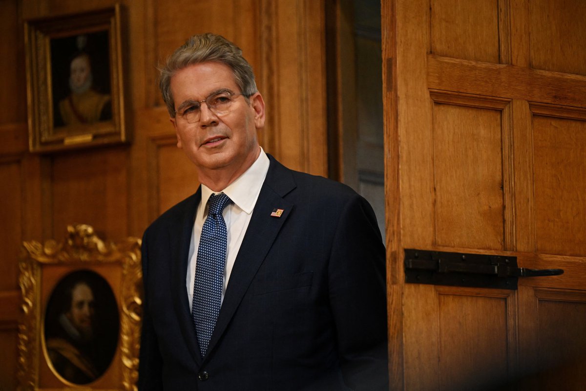 finneko_prgrm's tweet image. 🚨 On est en train d’assister à un changement de régime macro que très peu de gens mesurent vraiment.

🇺🇸 L’idée que Trump envisage de faire de Bessent à la fois le secrétaire au Trésor et son principal conseiller économique, tout en plaçant Hassett à la tête de la Fed, c’est…