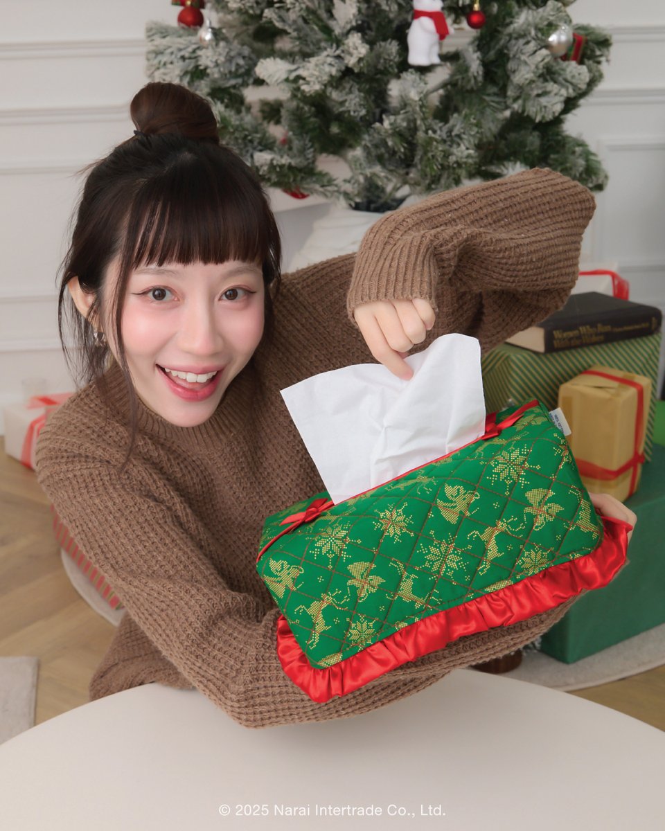 NaRaYa_official's tweet image. เพิ่มสีสันให้โต๊ะทานข้าวมื้อสำคัญของในวันคริสต์มาสนี้ 🎅

ด้วยกล่องทิชชู่จาก Christmas Collection 🎁✨
วางไว้บนโต๊ะแล้วช่วยเติมบรรยากาศให้งานดูพิเศษขึ้นทันที 🌲❤️

เลือกแบบที่ชอบได้แล้ววันนี้ ทั้งที่หน้าร้าน NaRaya ค่ะ

#NaRaYa #NaRaYaChristmasCollection #ChristmasCollection
