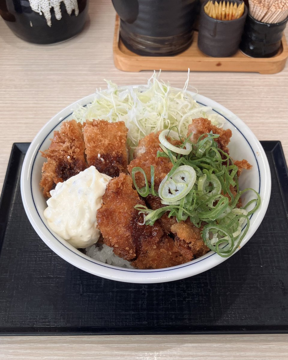 mipomipo800's tweet image. 600円払ったら座ってるだけで揚げたてのこんな美味しいもの持ってきてくれて、洗い物もせず帰っていいの冷静に考えて神すぎる