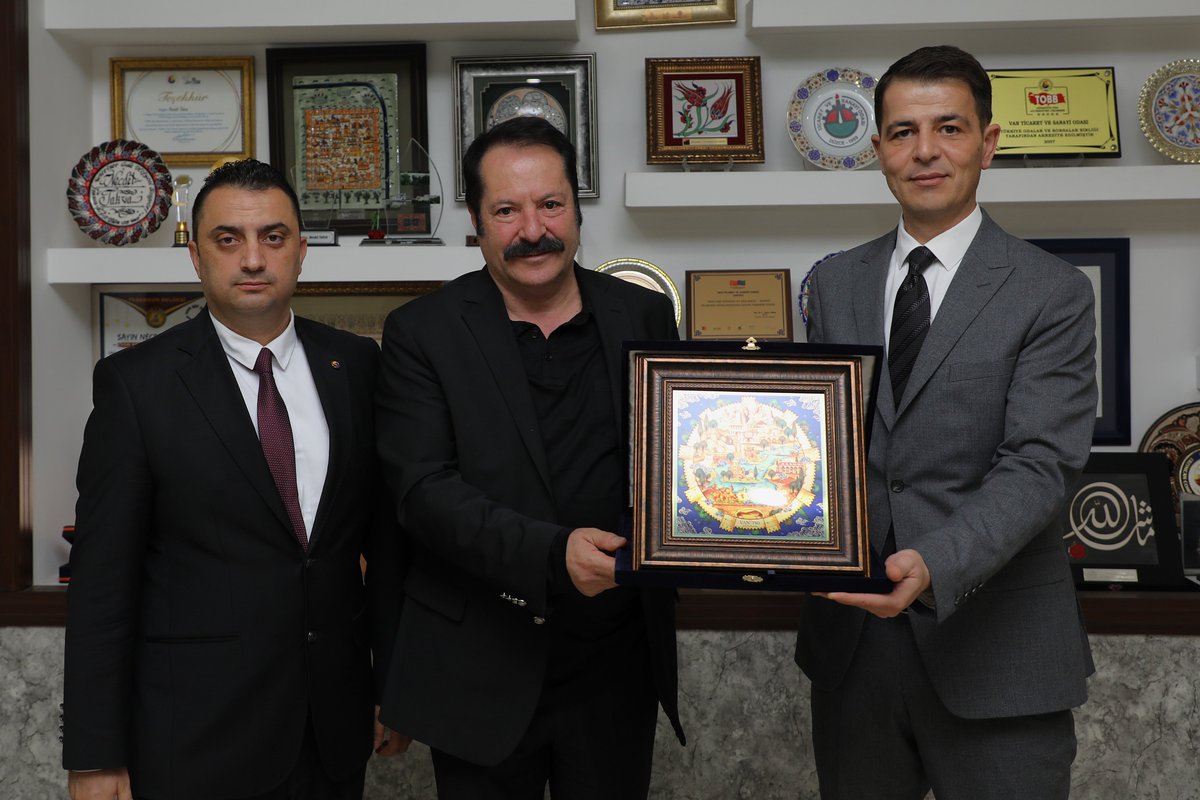 vantsokurumsal's tweet photo. Kapıköy Gümrük Kapısı Gümrük ve Turizm İşletmeleri (GTİ) Müdürü Sn. Sadık Dirikoç; Odamıza veda ziyaretinde bulunarak, Yönetim Kurulu Başkan Vekilimiz Fevzi Çeliktaş ile bir araya geldi. 

Kapıköy Gümrük Kapısı GTİ Müdürü olarak atanan Sn. Kamil Akgöç'ünde yer aldığı ziyarette, Başkan Vekilimiz Fevzi Çeliktaş tarafından Sn. Sadık Dirikoç'a teşekkür plaketi takdim edildi.

@fevzi_celiktas @NecdetTakva