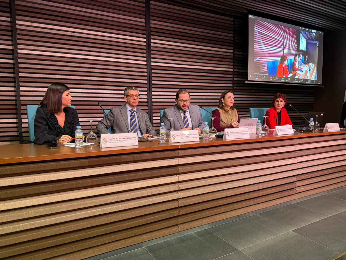 Inauguración de las Jornadas formativas para abogadas/os de violencia de género celebradas en el Complejo San Francisco donde se abordarán diversos temas, entre ellos, la violencia digital, trata, violencia económica o agresiones sexuales <a href="/ImexJuntaEx/">IMEX | Instituto de la Mujer de Extremadura</a> <a href="/igualdadEXT/">Igualdad y Conciliación</a>