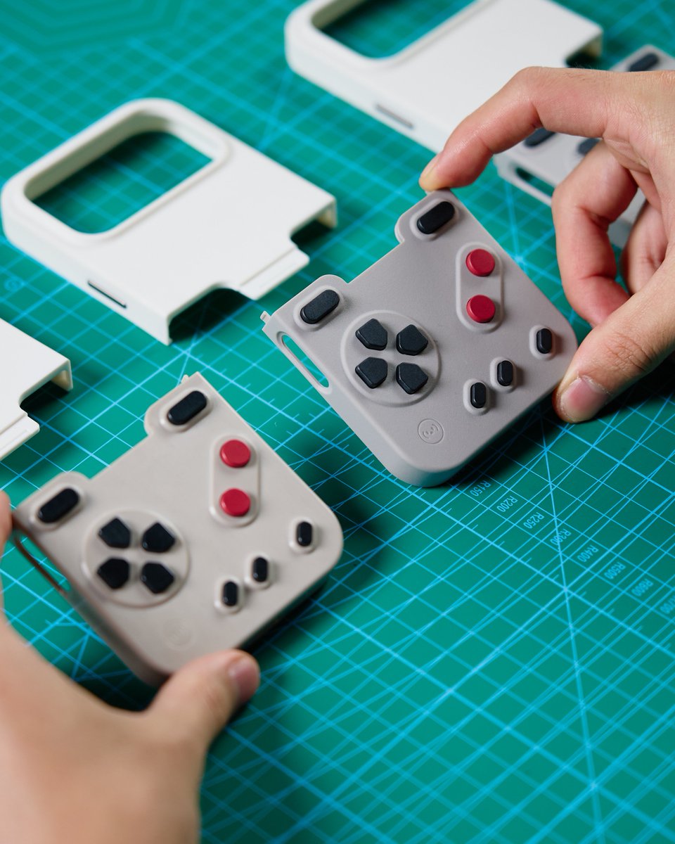 BitmoLab's tweet image. We are players, not just craftsmen.

After your feedback on GAMEBABY buttons, we dedicated 6+ months to redesign them—focusing on sensitivity and that perfect retro feel.

The press, the rebound, all achieved through silicone tuning and structural design.

#RetroGaming #GAMEBABY
