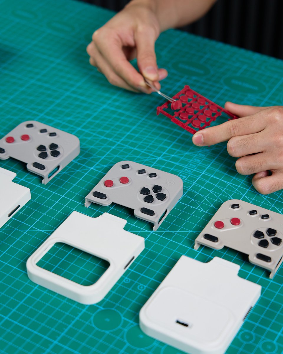 BitmoLab's tweet image. We are players, not just craftsmen.

After your feedback on GAMEBABY buttons, we dedicated 6+ months to redesign them—focusing on sensitivity and that perfect retro feel.

The press, the rebound, all achieved through silicone tuning and structural design.

#RetroGaming #GAMEBABY