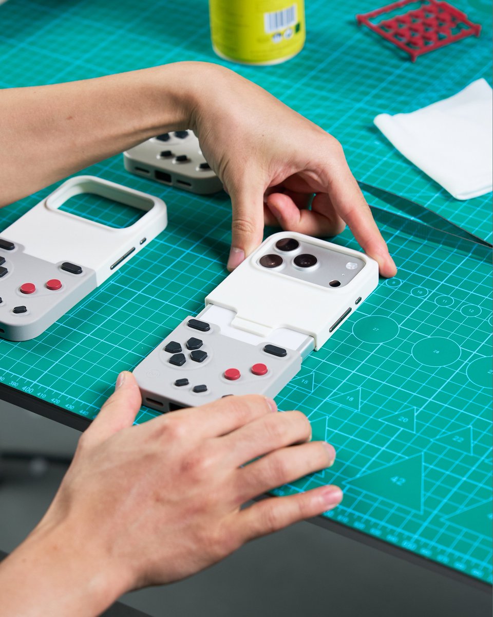 BitmoLab's tweet image. We are players, not just craftsmen.

After your feedback on GAMEBABY buttons, we dedicated 6+ months to redesign them—focusing on sensitivity and that perfect retro feel.

The press, the rebound, all achieved through silicone tuning and structural design.

#RetroGaming #GAMEBABY