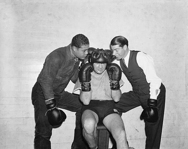 jpstafford's tweet image. January 1938: Joe Louis, James J Braddock and Joe DiMaggio in a publicity photo ahead of Braddock's controversial win over welsh fighter Tommy Farr. 

The Cinderella Man retired after winning a split-decision over the  'Tonypandy Terror' in NY. #boxing #boxinghistory 🇺🇸🥊🏴󠁧󠁢󠁷󠁬󠁳󠁿