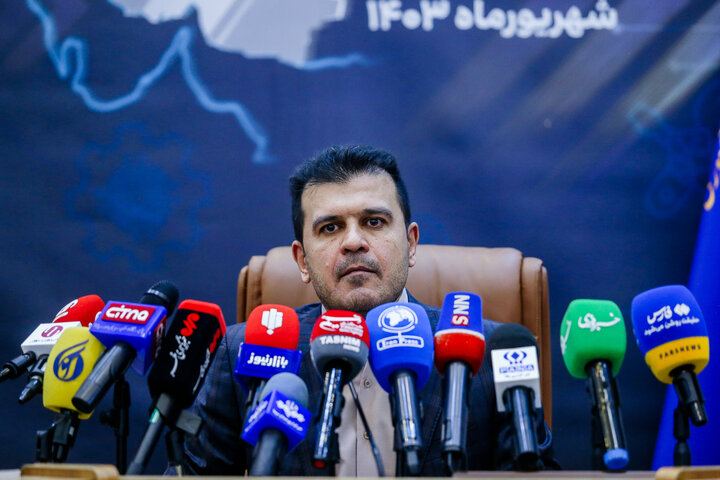 چت‌بات‌های رایگان ایرانی در آینده عرضه می‌شوند

افشین٬ معاون علمی رئیس جمهور:

 امیدواریم با تکمیل زیرساخت‌ها، چت‌بات‌های ارزشمند بتوانند در آینده خدمات رایگان به مردم ارائه دهند.

این شرکت‌ها خصوصی هستند و ما نمی‌توانیم برای فعالیت‌های بخش خصوصی تعیین تکلیف کنیم. اما امیدواریم