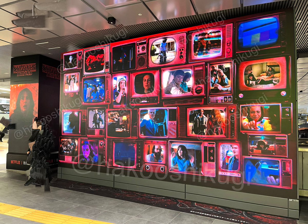 hakooshikugi's tweet photo. JR新宿駅南口改札内の展示見てきた❤️‍🔥

みんなの名シーンを見てるとアイツが…

#ストレンジャーシングス
#StrangerThings https://t.co/eL1MbsR6CR
