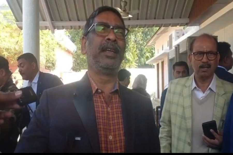 The_FollowUp's tweet photo. JSSC-CGL मामले पर सीएम हेमंत ने कही बड़ी बात, बोले- जो लोग भागे हुए हैं वो भी जेल जाएंगे
मुख्यमंत्री हेमंत सोरेन ने गुरुवार को अपने आवास पर जेएसएससी सीजीएल परीक्षा में सफल अभ्यर्थियों से मुलाकात की और उन्हें शुभकामनाएँ दीं। 
पूरी खबर पढ़ने के लिए विजिट करें :-https://t.co/pkBmIuwMFk