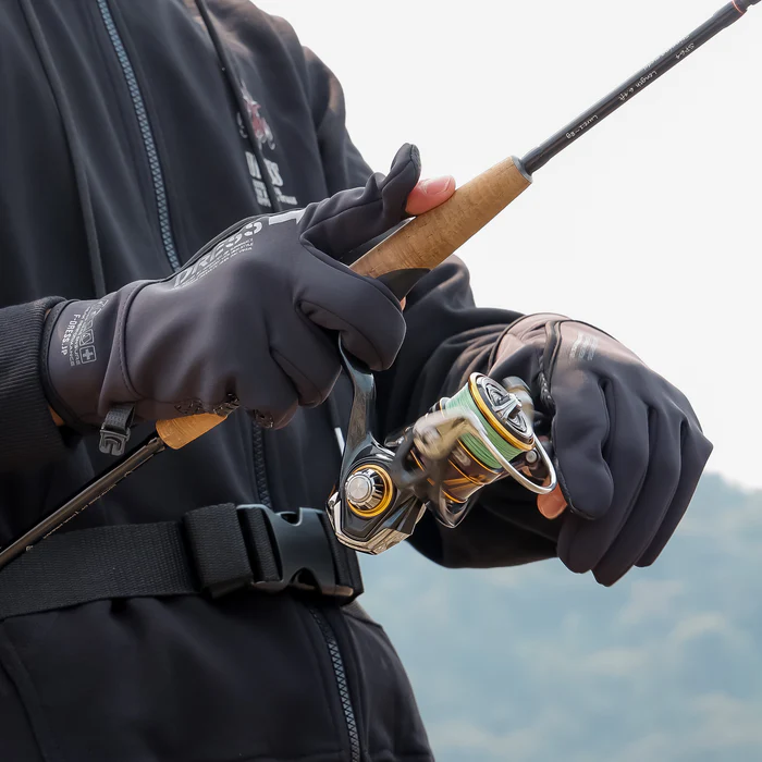 【冬用フィッシンググローブ】
「DRESS ウォームクイックフィットグローブ」🧤
指先まであったかい保温素材で、冬の釣りでも感度キープ。
クイックフィットで着脱しやすくて、スマホ操作もOK。
掌の滑り止めでロッドもしっかり握れる。

#フィッシンググローブ #冬釣り #ライトゲーム  #防寒グローブ