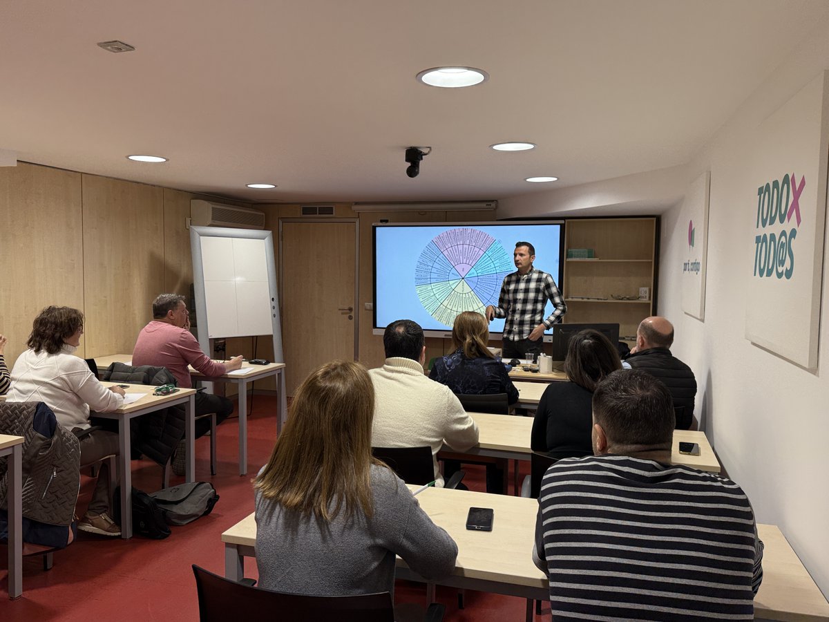 ✨ Hoy hemos celebrado en #CSIF Castellón un Taller de Inteligencia Emocional impartido por nuestro responsable de Prevención, Edgar Bresó.

Los asistentes han podido descubrir:
🧠 Qué es la IE
💬 Para qué sirve en lo personal y profesional
🔧 Cómo aplicarla en el día a día
