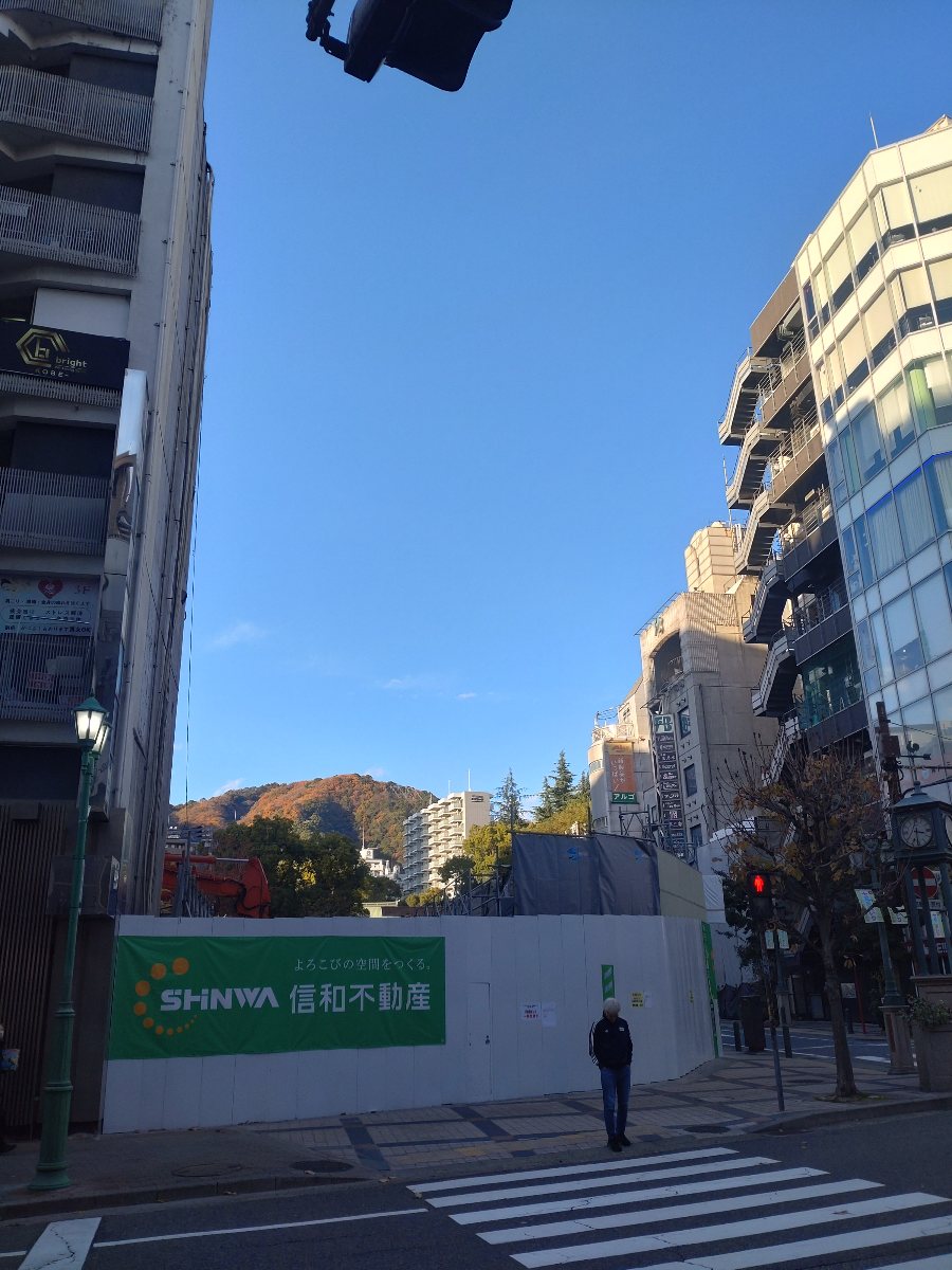 2025年12月4日は15時オープンです

ハンズはきれいに無くなってしまいましたが、六甲の山並みは良く見えるようになりました
色づいた六甲
秋深しです
もう冬か

それでは本日も24時までよろしくお願いいたします

#三宮バー #三宮カフェ #ラム酒 #ラム #神戸サウナ #ハイボール #ラムハイ #六甲山