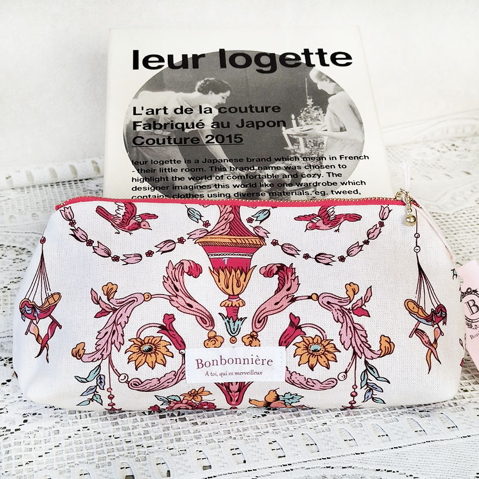 bonbonnierenews's tweet photo. フランス輸入生地Toile de Jouy Sevres Rose🇫🇷
クレトンヌ島の熱気球に魅了される人たち
古を思わせるロマンティックなトワルドジュイ
🔗https://t.co/Xe9KNM26Dz
🔗https://t.co/aLmVzobtwF
#ToiledeJouy #Sevres #fabric #コットン
#手芸 #カルトナージュ #creema https://t.co/rnZYijgpPW