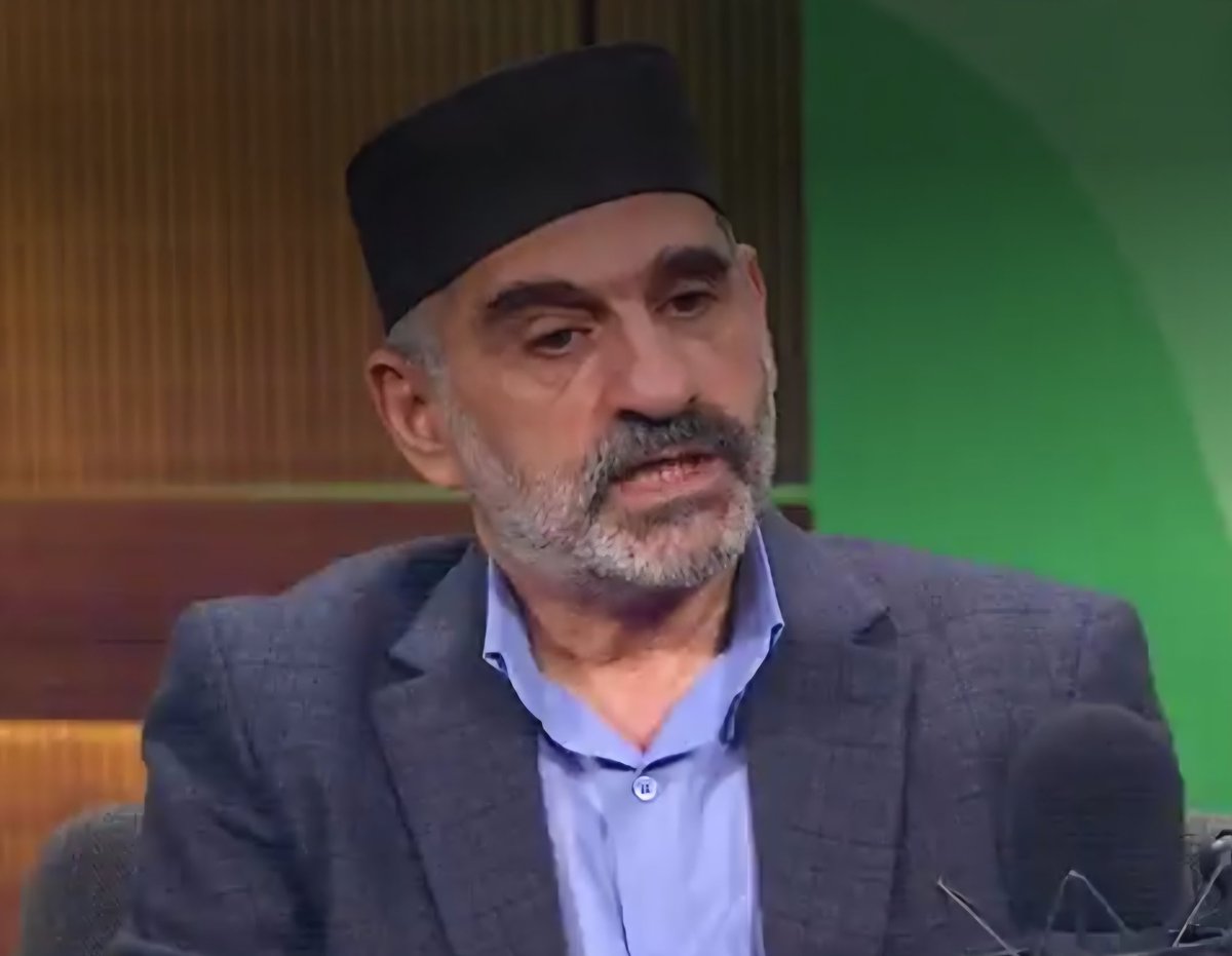 #سوريا 
اسامة عثمان مؤسس ملفات قيصر في حديثه لقناة DW:
-لا يتجاوز من تم التعرف عليه من ضحايا إجرام الاسد "الربع فقط"
- يتم أشغال شعب #سوريا بتفاهات لا تليق بشعب خرج بثورة فقد بها 5 بالمية من عدد السكان 
- السلطة الانتقالية تريد عدالة قائمة على تناسي ما حصل.
- -لا يجوز ان نشغل