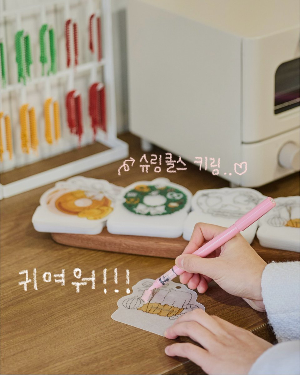 _DelightProject's tweet image. 아🎄 크리스마스🎁 하나도 기대 안 되네🎅❄️

그나저나 롯데타운 크리스마스 마켓에
딜라이트 프로젝트 베이크 하우스🥨가 열렸다던데｡｡
과자 모양 스티커로 2026 캘린더도 만들고 📅
슈링클스 키링도 만들 수 있다던데 ｡｡✏️

자세한 정보는 아래에 ˚ ༘♡ ⋆｡˚

📅 25.11.20(목) ~ 26.01.04(일)…